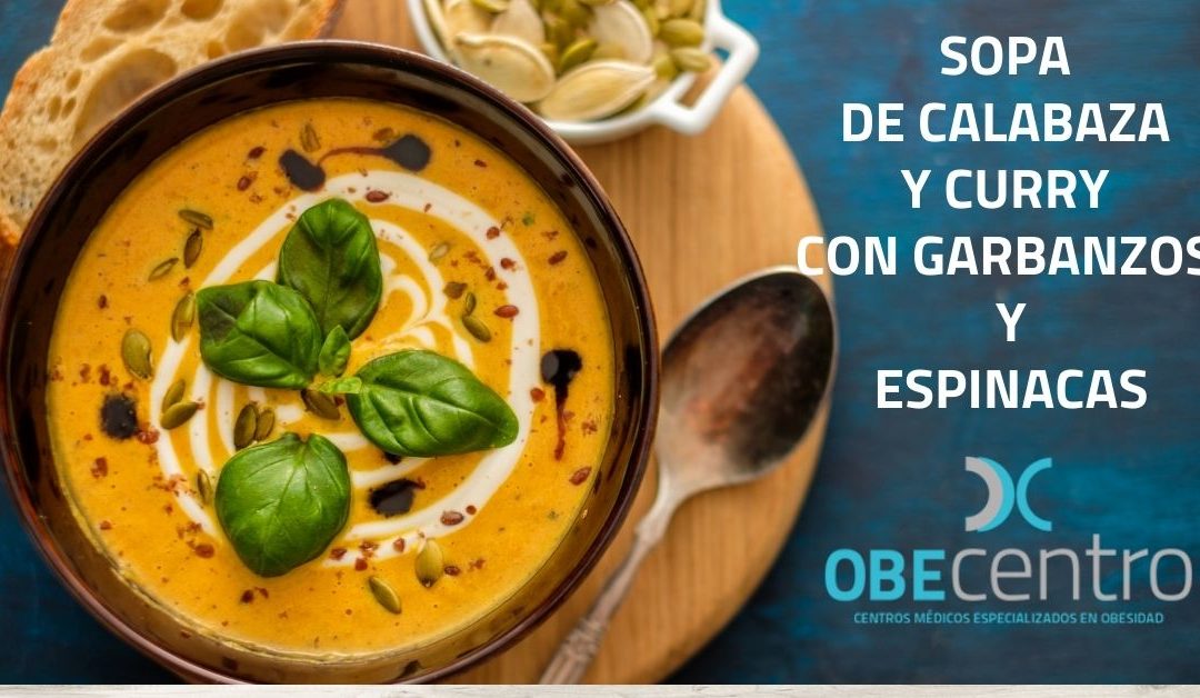 Sopa cremosa de calabaza al curry con garbanzos y espinacas
