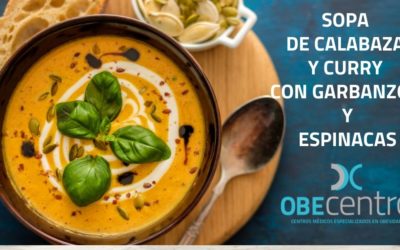Sopa cremosa de calabaza al curry con garbanzos y espinacas