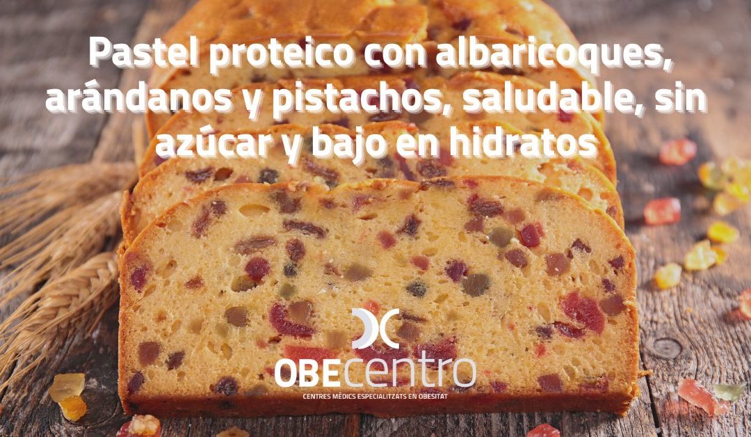Pastel proteico con albaricoques, arándanos y pistachos, saludable, sin azúcar y bajo en hidratos