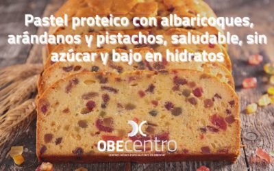 Pastel proteico con albaricoques, arándanos y pistachos, saludable, sin azúcar y bajo en hidratos