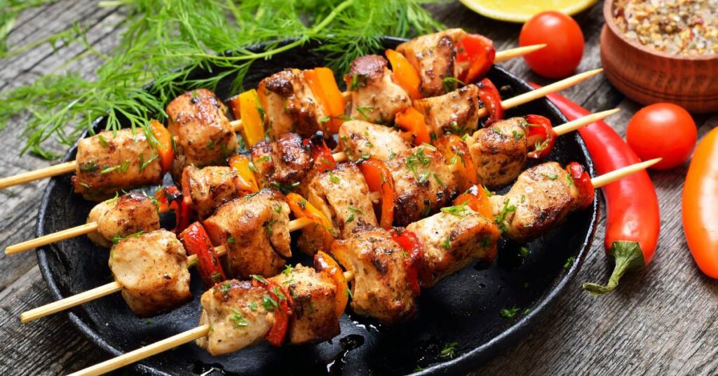 Brochetas de pollo y verduras a la parrilla