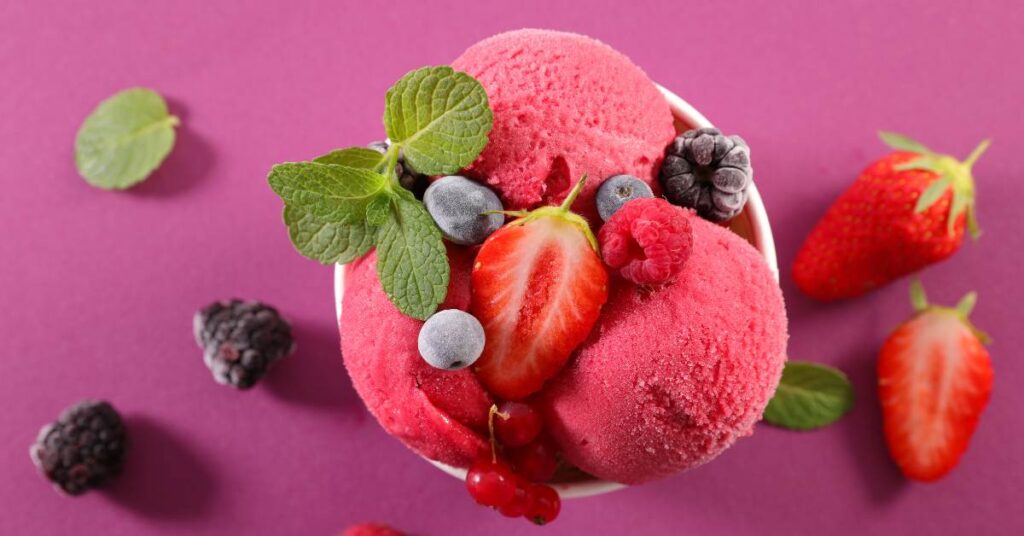 Postres saludables, helado de frutos rojos